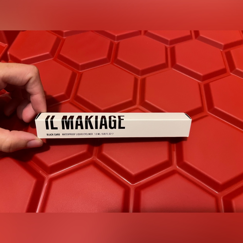 IL MAKIAGE | BLACK CARD LIQUID EYELINER
ULTRA-BLACK WATERPROOF LINER - Picture 3 of 5